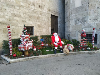 Ascoli Piceno - Furti natalizi: rubati il Bambinello dal presepe e Babbo Natale dall’aiuola Avis